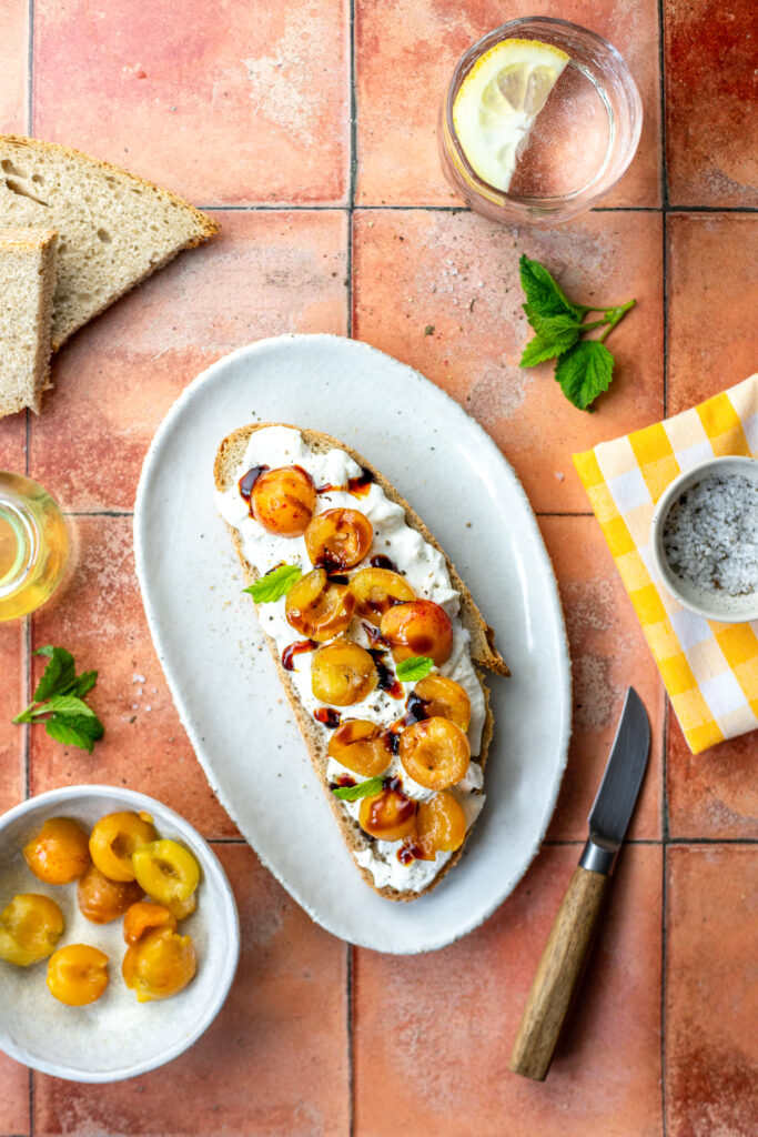 Recette Tartine burrata et mirabelles rôties au vinaigre balsamique sur chrisrecettes