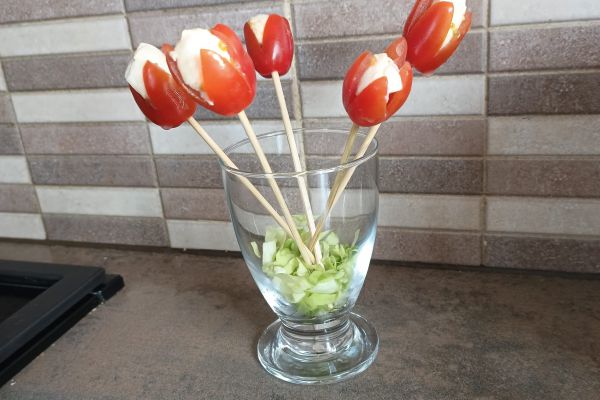 Tulipes de tomates cerises et mozzarella