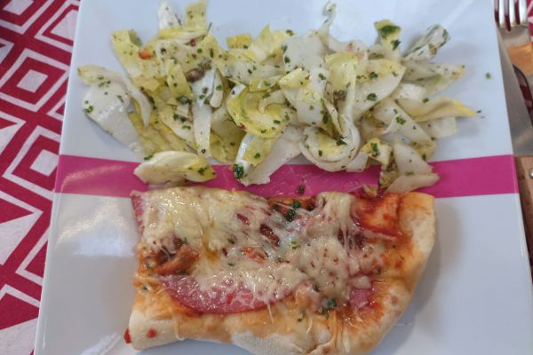 Pinsa tomate salami et Comté au cake factory