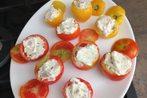 Tomates du jardin farcies au tartare et jambon 