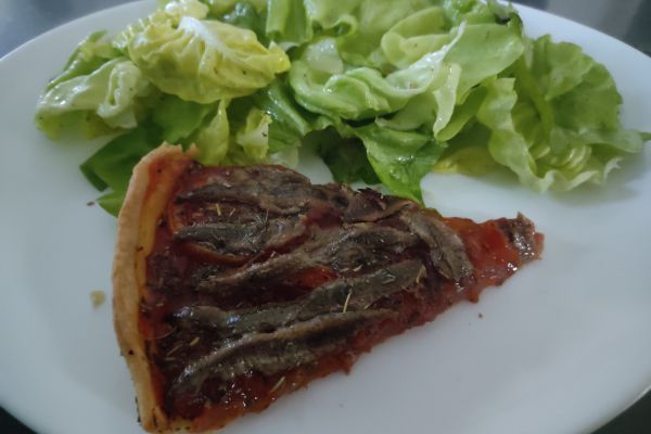 Tarte à la tomate avec aiguillettes depoulet ou filets d'anchoi