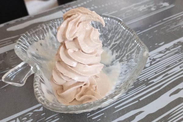 Crème glacée au mars avec la swirl Ninja