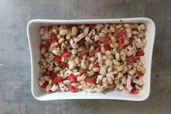 Salade d'haricots blancs, tomates et cervelas