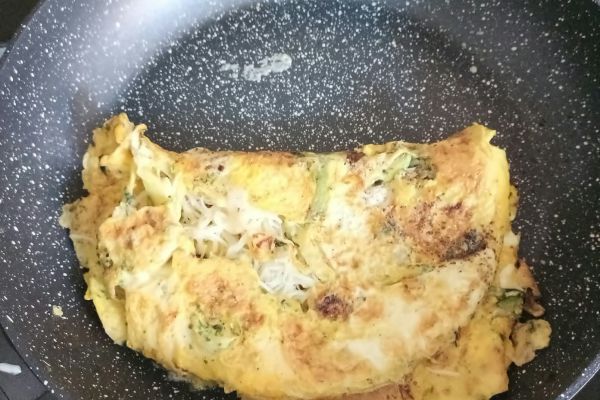 Omelette aux lamelles de courgette et fromage râpé
