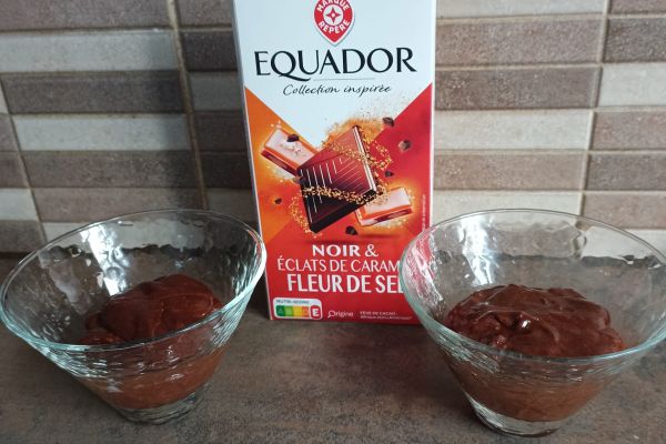 Mousse au chocolat aux eclats de caramel et fleur de sel