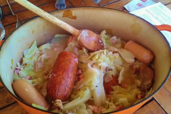 Chou vert, façon choucroute au vin blanc. 