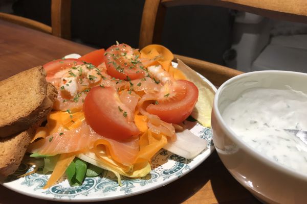 Recette Salade colorée au saumon fumé sauce yaourt WW