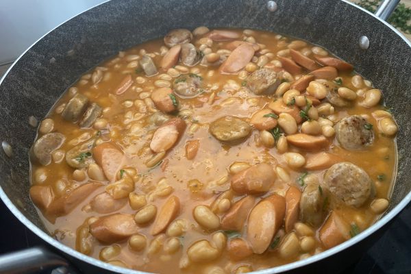 Cocotte de haricots à la tomate aux deux saucisses