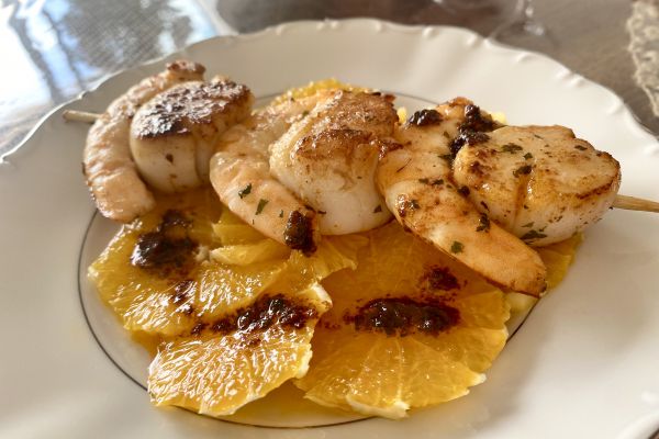 Recette Brochettes de saint-jacques et crevettes et carpaccio d’orange