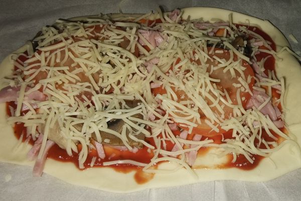 Pizza jambon, champignons et fromage 