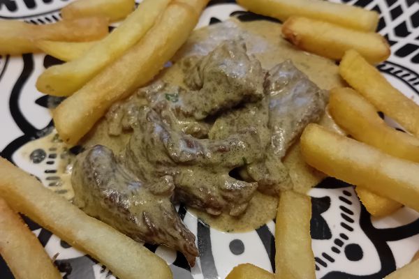 BOEUF ÉMINCÉ AUX ÉPICES ET À LA CRÈME 