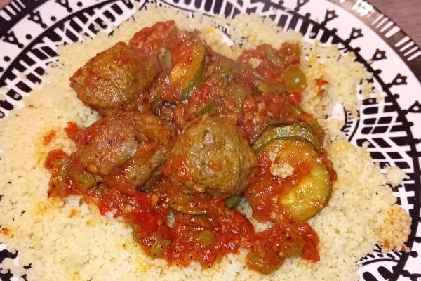 BOULETTES DE VIANDE ET ÇA COMPOTÉ DE LÉGUMES 