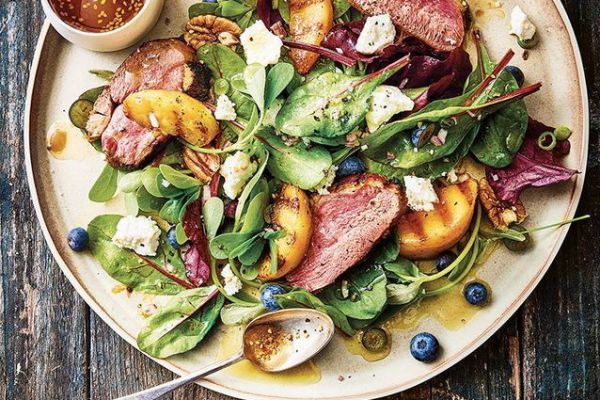 Recette Salade de pêches grillées, magret et myrtilles, noix de pécan