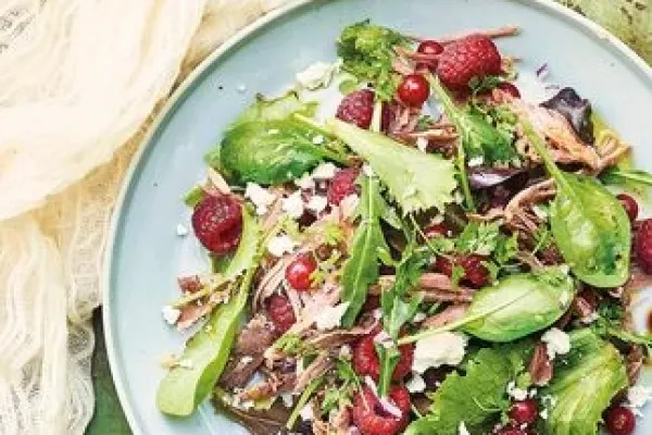 Recette Salade de canard aux framboises, jeunes pousses et feta