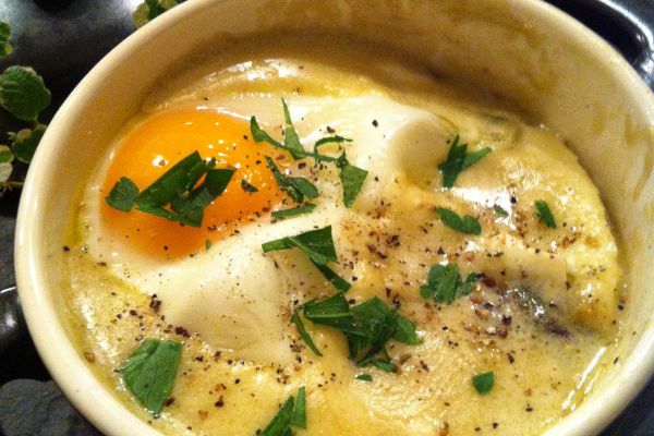  OEUFS COCOTTE AU HARENG FUMÉ - ÉPINARDS - ASPERGES 