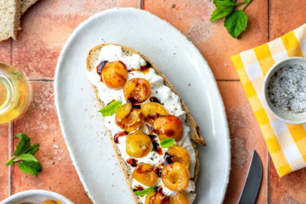 Tartine burrata et mirabelles rôties au vinaigre balsamique