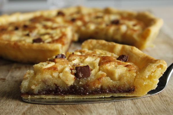 Tarte pommes chocolat amandes.