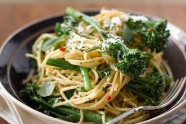 Spaghettis pimentés brocolis anchois