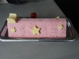 Bûche framboise insert mangue et spéculoos