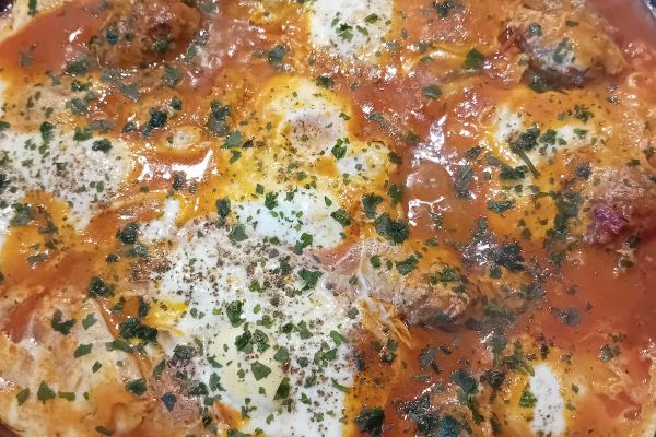 Recette Ojja tunisienne aux boulettes de bœuf et aux œufs 
