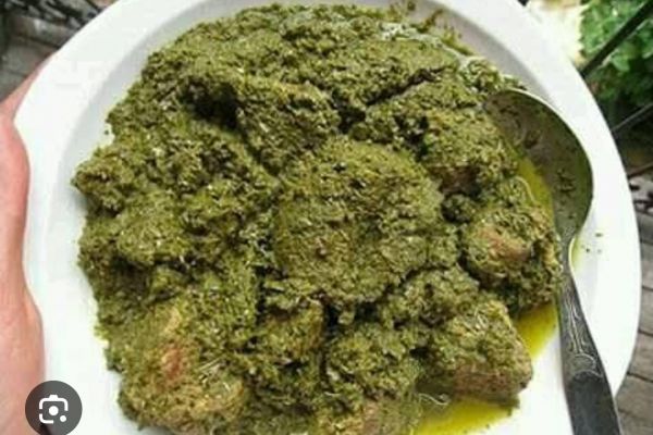 Recette Ravitoto sy hen'omby(feuille de manioc ecrase aux zebu). 
