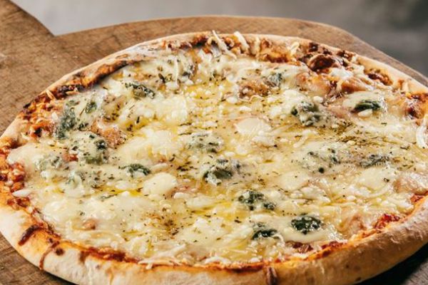 Recette Pizza mozzarella-gorgonzola-chèvre-parmesan et origan