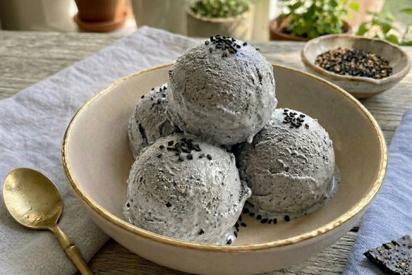 Glace au sésame noir