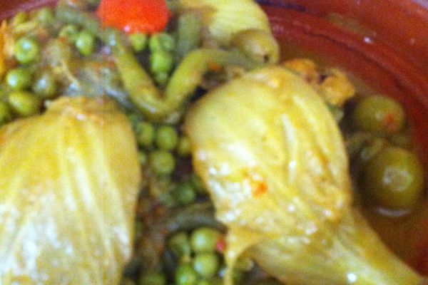 Tagine de poulet aux petits pois, olives et fenouil