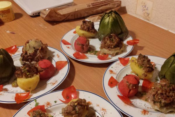 Légumes farçis ( pomme de terre , tomates , coeur d'artichaud 