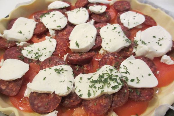 tourte " tomate, chèvre, mozzarella, chorizo"
